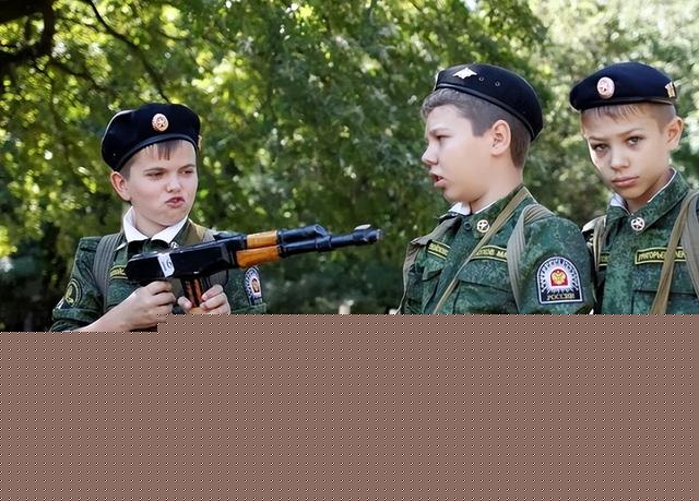 战斗民族御姐养成！俄强化大学军训，美女学姐会用AK步枪和手雷