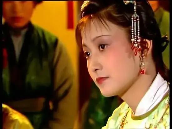 姐弟恋司棋“从山洞里出来,站着系裙子”她到底在山洞里干什么?