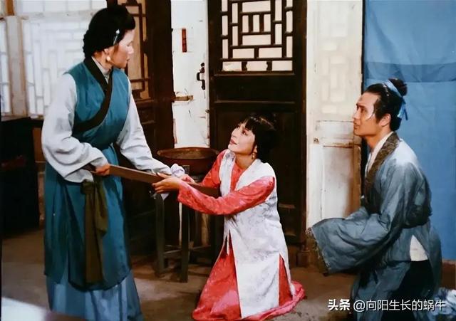 姐弟恋司棋“从山洞里出来,站着系裙子”她到底在山洞里干什么?