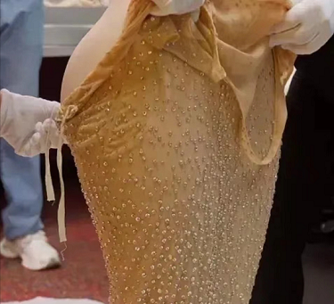 金.卡戴珊为穿梦露旧服3周减重16磅,却因屁股太大,拉链都拉不上