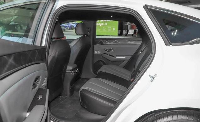 起步不到10万,油耗低至1.11L,满油跑2100km,月销39490台,真牛