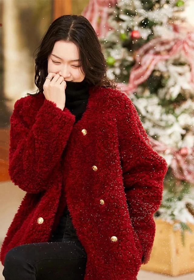 美女穿搭写真:她也太会穿了,红衣配金扣+黑色内搭真的太美了