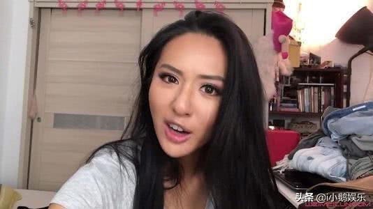 女星出国旅游便秘吃泻药,药劲上来打不开门锁在巷子里随地大小便