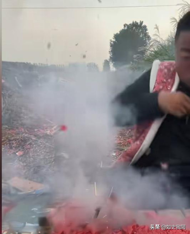 美女开直播放炮,衣服破洞、脸被崩得黢黑,网友:灾难中的天使