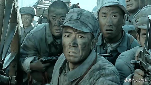 别把偶像剧的套路用在抗日剧上,抹发胶穿黑丝,你当观众傻子吗?