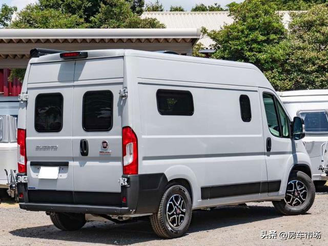 菲亚特DUCATO房车，2.2T柴油发动机，5.4米长，内部两层大床