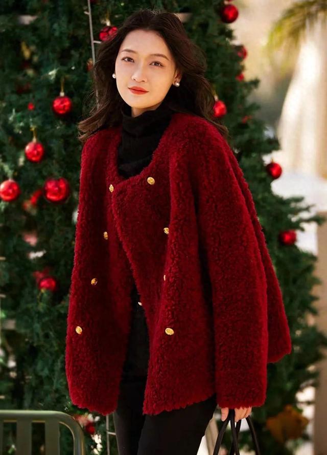 美女穿搭写真:她也太会穿了,红衣配金扣+黑色内搭真的太美了