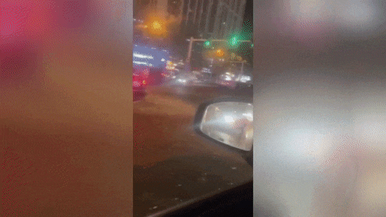 猛烈爆炸!致4人受伤,疑多辆车被炸坏,21楼住户玻璃震裂