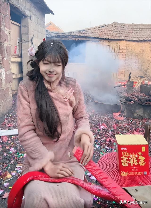 美女开直播放炮,衣服破洞、脸被崩得黢黑,网友:灾难中的天使
