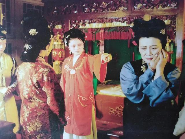 姐弟恋司棋“从山洞里出来,站着系裙子”她到底在山洞里干什么?