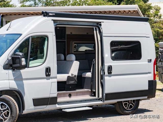 菲亚特DUCATO房车，2.2T柴油发动机，5.4米长，内部两层大床