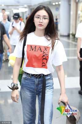 包美女是(林允睡眼惺忪呆萌可爱 七色花单肩包吸睛力满分)