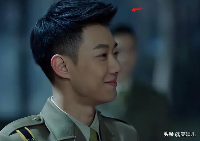 别把偶像剧的套路用在抗日剧上,抹发胶穿黑丝,你当观众傻子吗?