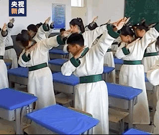 教室里也能“万马奔腾”!这段课间舞真带劲