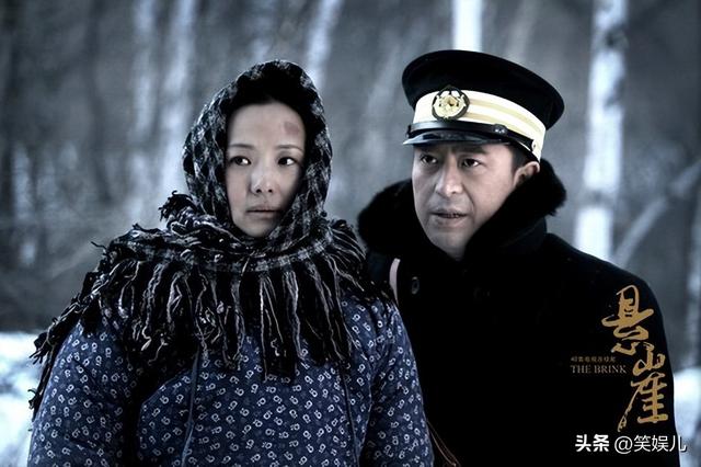 别把偶像剧的套路用在抗日剧上,抹发胶穿黑丝,你当观众傻子吗?