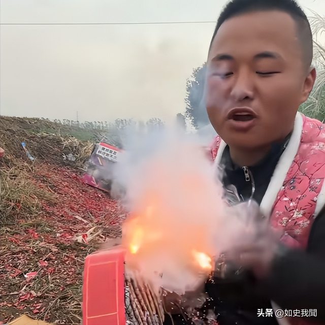 美女开直播放炮,衣服破洞、脸被崩得黢黑,网友:灾难中的天使