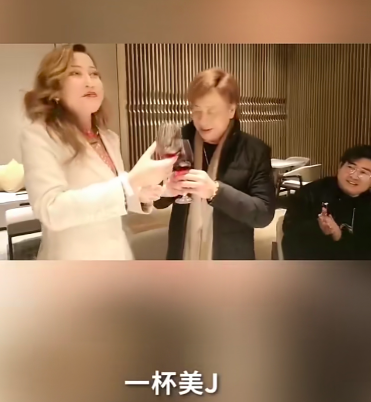 72岁梁小龙惹争议，现身聚会遇美女劝酒，两人搂腰靠头姿势亲密