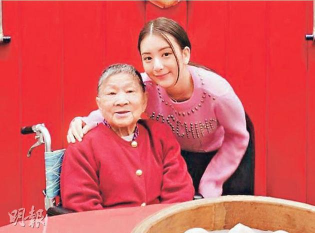 方媛（右）也上载与婆婆的合照悼念