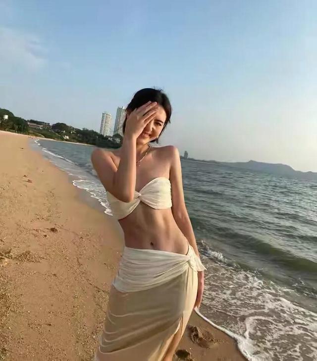 “泰国第一美女”黛薇卡,海边拍照裸胸搭牛仔,露出惊人蚂蚁腰