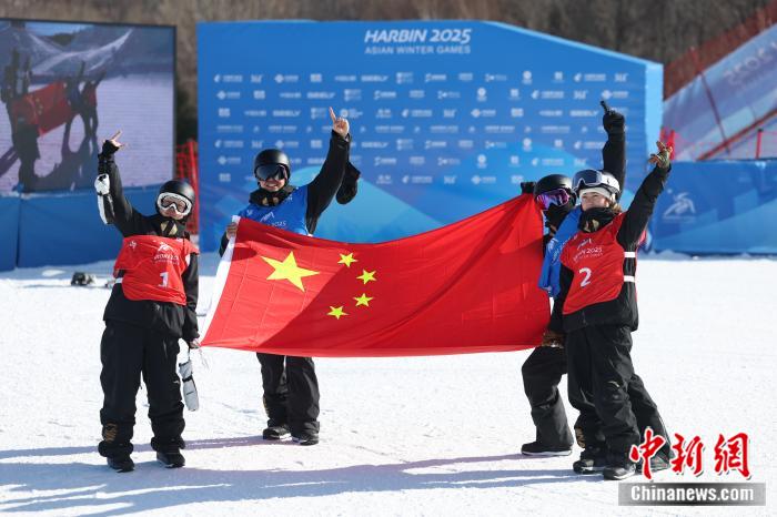 中国选手把国旗整齐叠好