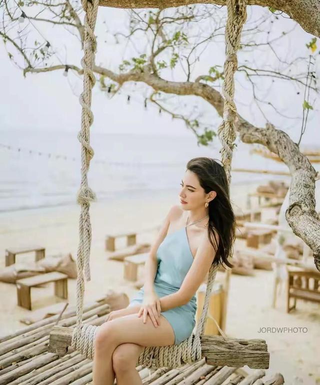“泰国第一美女”黛薇卡,海边拍照裸胸搭牛仔,露出惊人蚂蚁腰