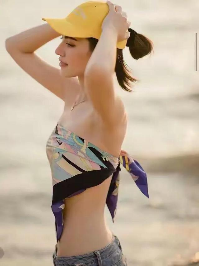 “泰国第一美女”黛薇卡,海边拍照裸胸搭牛仔,露出惊人蚂蚁腰