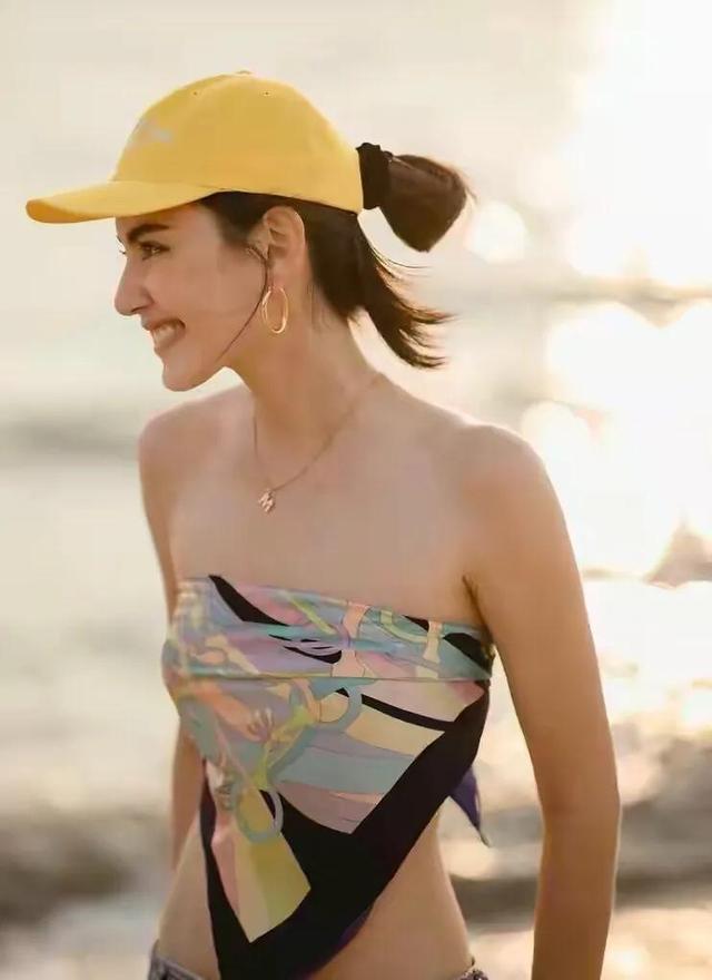 “泰国第一美女”黛薇卡,海边拍照裸胸搭牛仔,露出惊人蚂蚁腰