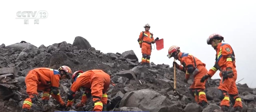 在救援一线,这抹“橙色”身影向险而行