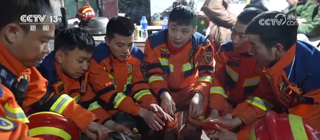 在救援一线,这抹“橙色”身影向险而行