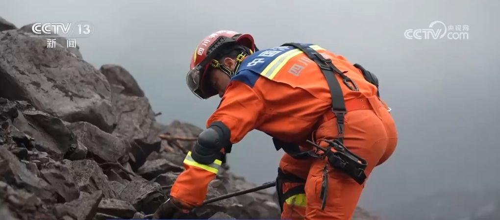 在救援一线,这抹“橙色”身影向险而行