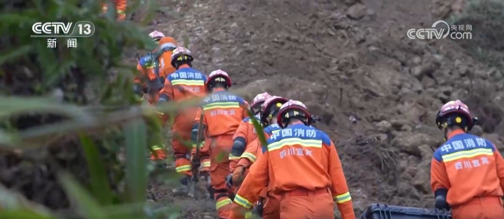 在救援一线,这抹“橙色”身影向险而行