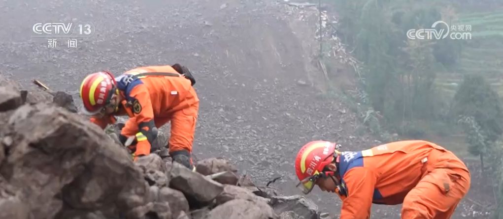在救援一线,这抹“橙色”身影向险而行