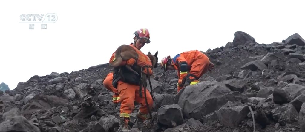 在救援一线,这抹“橙色”身影向险而行