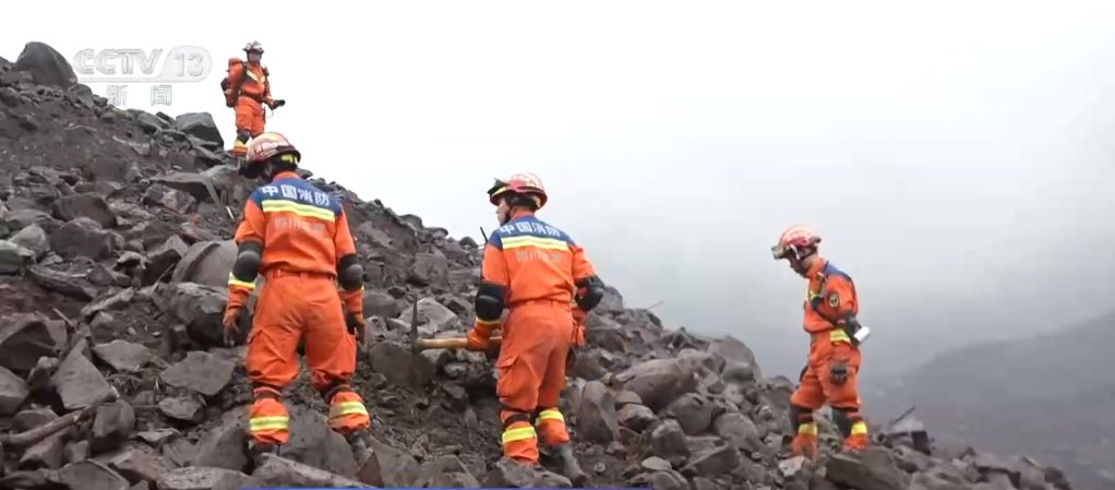 在救援一线,这抹“橙色”身影向险而行