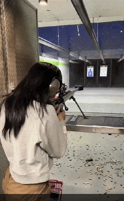 中国美女网红单手打巴雷特大狙,一枪震断锁骨!后坐力有这么大?