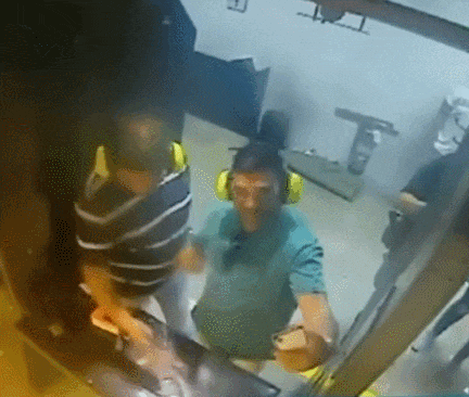 中国美女网红单手打巴雷特大狙,一枪震断锁骨!后坐力有这么大?