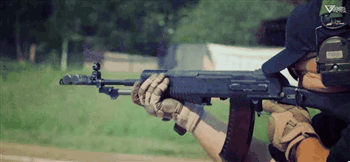 中国美女网红单手打巴雷特大狙,一枪震断锁骨!后坐力有这么大?