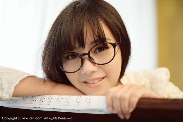 日本高校校花美女清纯教室写真秀白皙肌肤