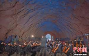 （新春走基层）经典名曲闹元宵 江西龟峰景区上演新春交响音乐会