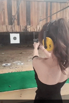 中国美女网红单手打巴雷特大狙,一枪震断锁骨!后坐力有这么大?