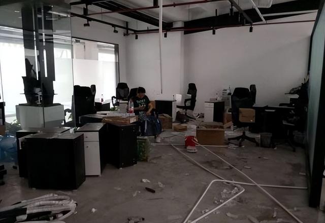 20年前,美女毒贩方晓红被执行注射死刑,临死前向狱警鞠躬忏悔