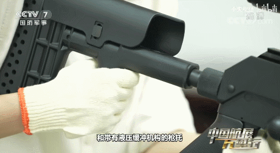 中国美女网红单手打巴雷特大狙,一枪震断锁骨!后坐力有这么大?