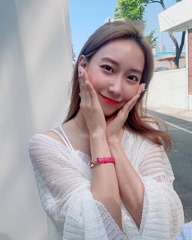 敢说又敢露!韩国YT网红《金恩智》吃过台湾香肠大赞合格!