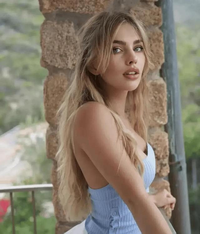 德国美女亚历克斯·布莱特:完美身材与励志人生的闪耀之星