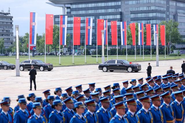 五星红旗怎么挂?上墙!匈牙利和塞尔维亚为中国国旗“卷”起来了