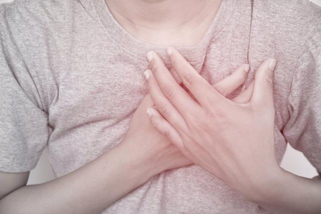 为什么有些女生胸部柔软像面包,有些却硬得像馒头?答案在这里