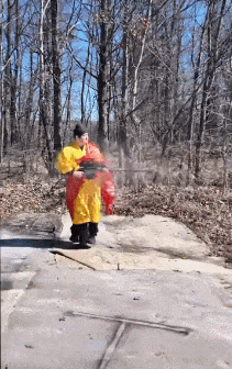 中国美女网红单手打巴雷特大狙,一枪震断锁骨!后坐力有这么大?