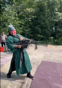 中国美女网红单手打巴雷特大狙,一枪震断锁骨!后坐力有这么大?