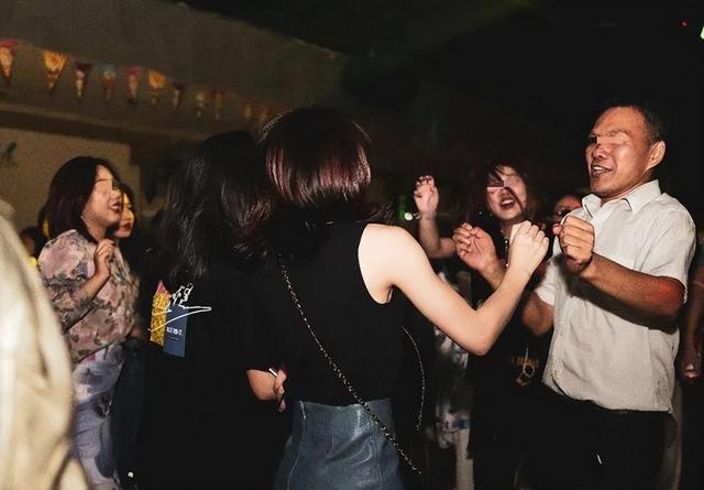 20年前,美女毒贩方晓红被执行注射死刑,临死前向狱警鞠躬忏悔