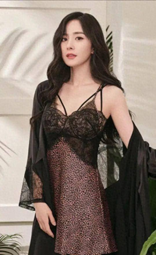 杨幂刚出道时美炸了好嘛!齐刘海旧照甩脸上,看谁还敢说她整容